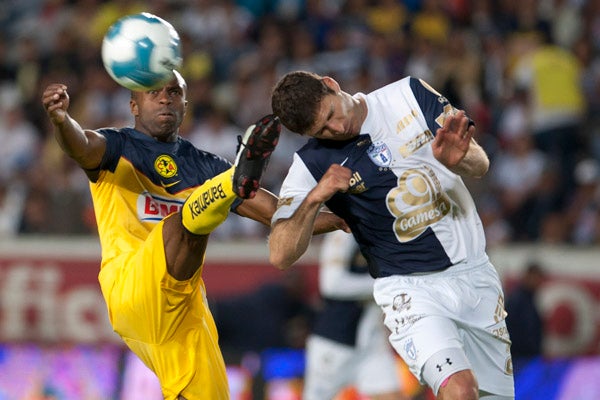 Benítez busca el balón | MEXSPORT