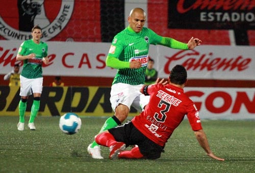 Suazo intentó pero no pudo marcar esta noche | MEXSPORT