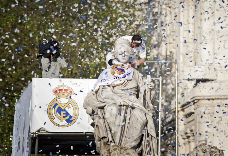 Iker Casillas vistió la estatua de blanco | EFE