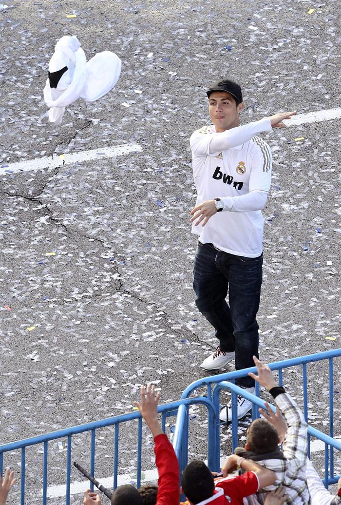 Cristiano Ronaldo baja del camión | EFE