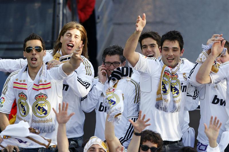 Los jugadores merengues saludan a la afición | EFE