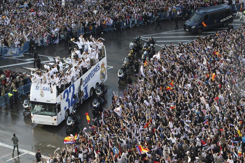 La gente abre paso al camión de los blancos | EFE