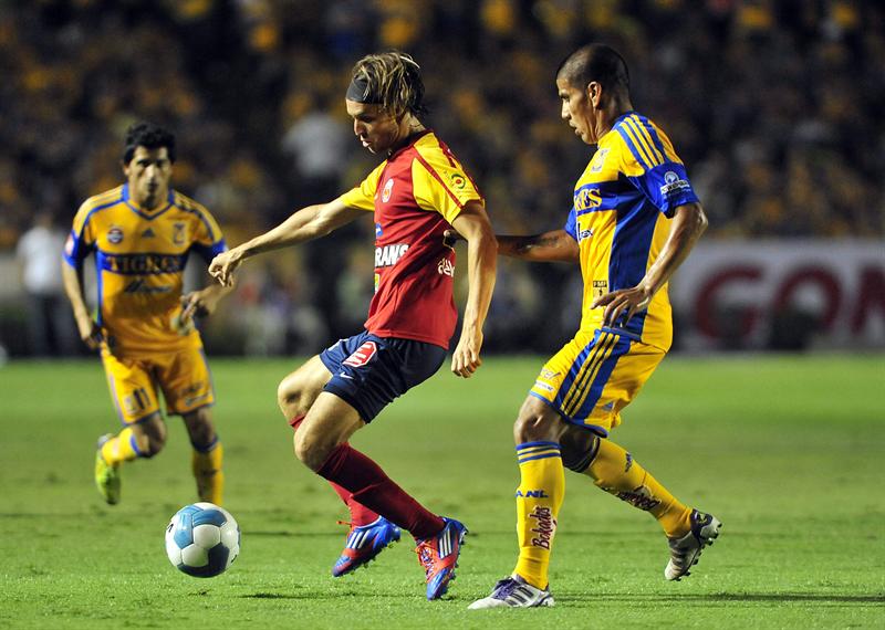 Lugo controla el esférico | EFE