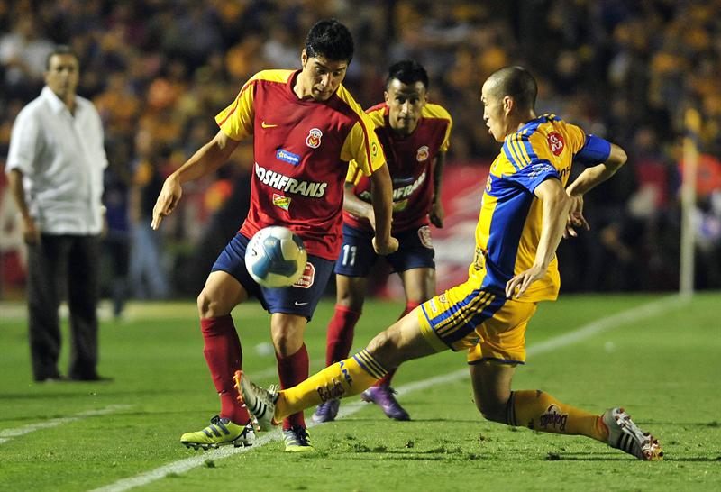 Torres Nilo busca el balón | EFE