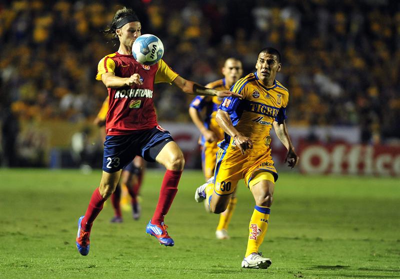 Lugo con el balón, Salcido busca hacerse de él | EFE