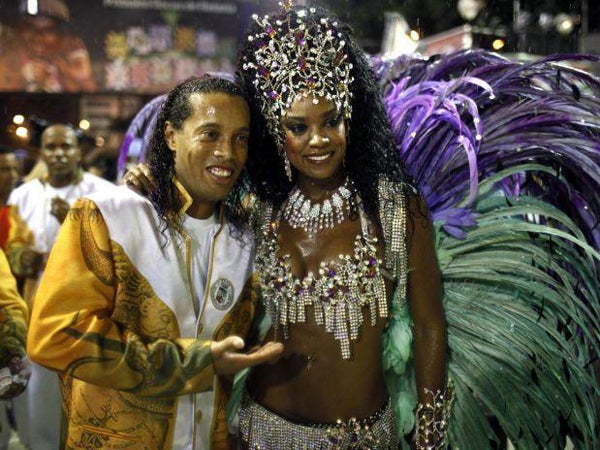 Ronaldinho ha aparecido en los carnavales de Río de Janeiro vestido con trajes típicos | ESPECIAL