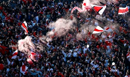 La gente llegó al Monumental con la esperanza de que River lograría la permanencia (FOTO: AP)