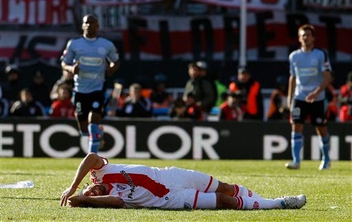 Los jugadores salieron llorando tras concretarse el descenso (FOTO: AP)
