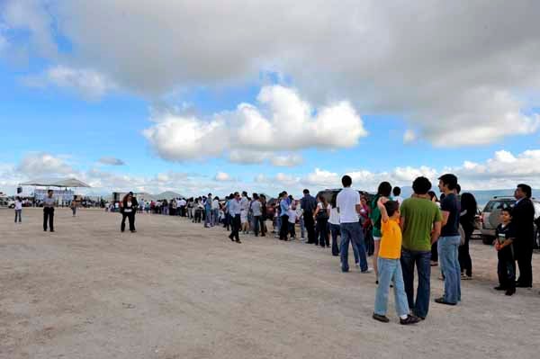 Cientos de aficionados se reunieron a los alrededores de la Universidad Anáhuac de Querétaro. FOTO: CIRO GUTIÉRREZ