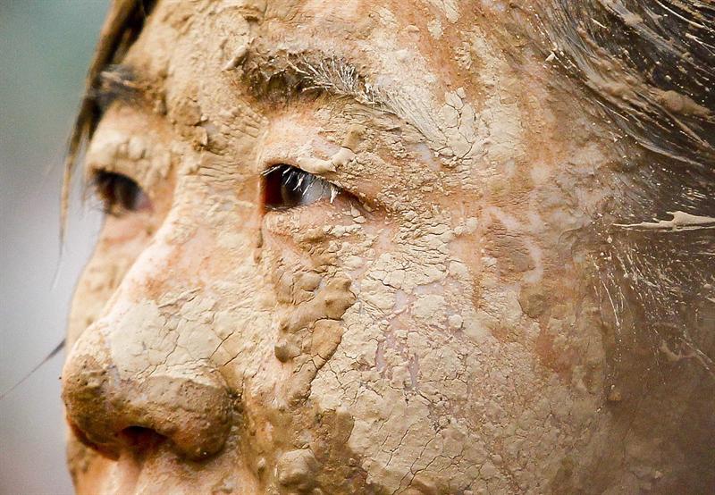 32 equipos participan en estadio olímpico de Pekín en un torneo de futbol en lodo. FOTO: EFE