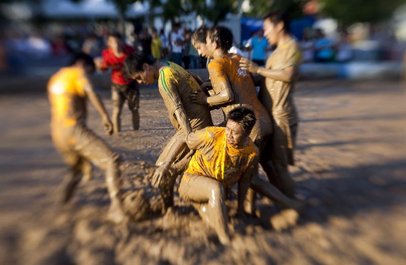 El Nido de Pájaro en Pekín es sede de la competición de futbol sobre lodo. FOTO: EFE