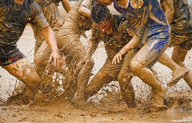El lodo hace más complicado el juego. FOTO: EFE
