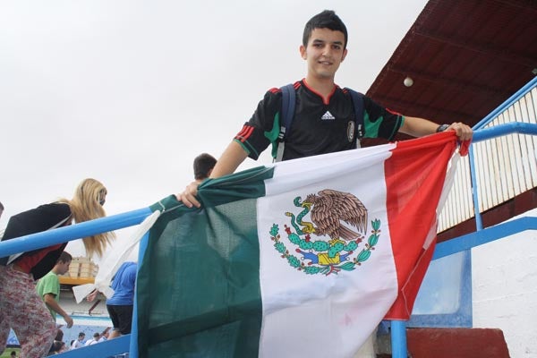 Las banderas mexicanas relucieron en las gradas. FOTO: MARIO VIALLAGRÁN