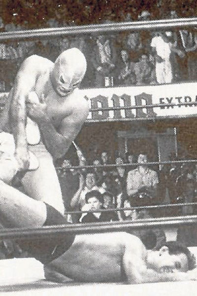 En pelea inaugural, El Santo perdió en dos caídas ante Tarzán López | ESPECIAL