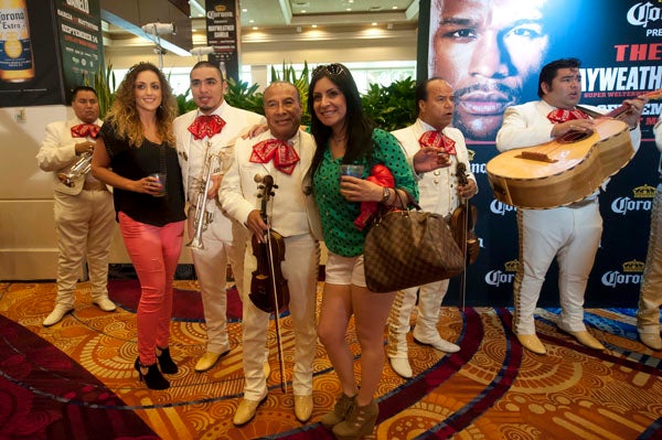 Las aficionadas mexicanas se tomaron fotos con el mariachi presente en el hotel MGM Grand | CÉSAR VICUÑA