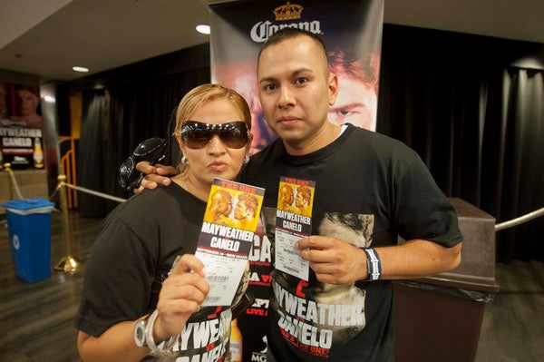 Los fanáticos, en su mayoría mexicanos, ya están listos con sus boletos para la pelea | CÉSAR VICUÑA