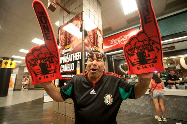 Un fanático mexicano feliz por asistir a la pelea ente Mayweather y Canelo | CÉSAR VICUÑA
