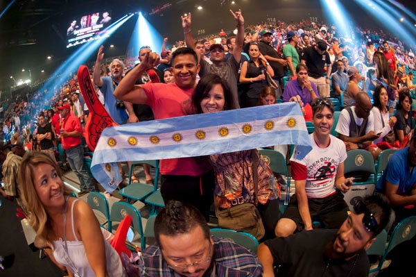 No sólo mexicanos y estadounidenses asistieron, también argentinos estaban presenten en las gradas | CÉSAR VICUÑA