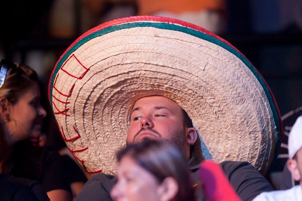 Con sombrero charro, un mexicano esperaba el momento de la verdad con la báscula | CÉSAR VICUÑA