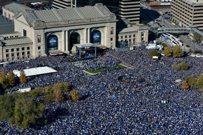 Miles de seguidores celebrando con los Reales