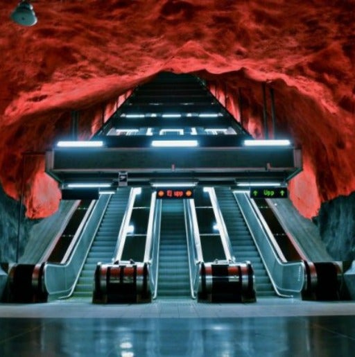 El metro de la ciudad de Estocolmo, en Suecia, ha sorprendido con su arquitectura diferente