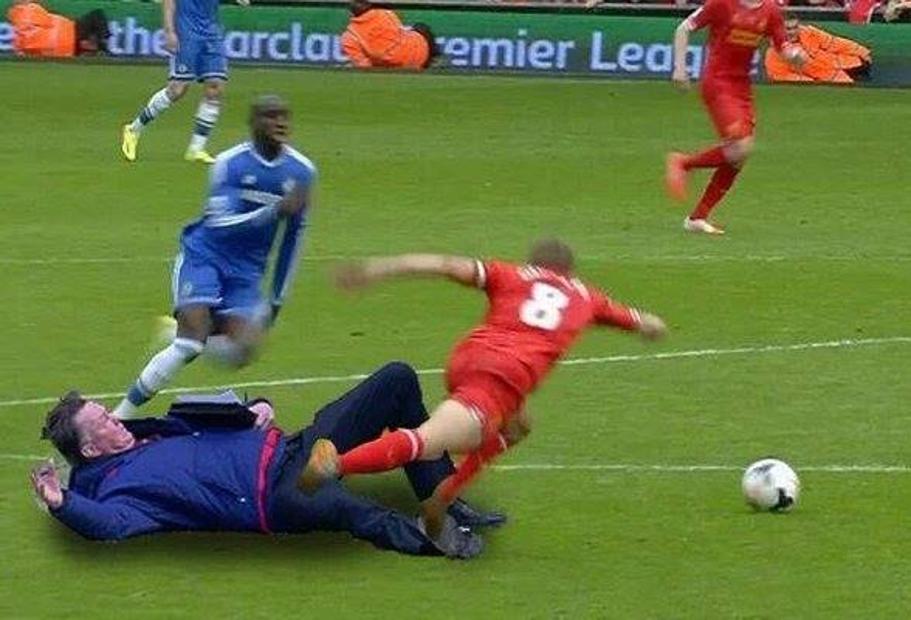 El técnico haciendo una falta a Gerrard