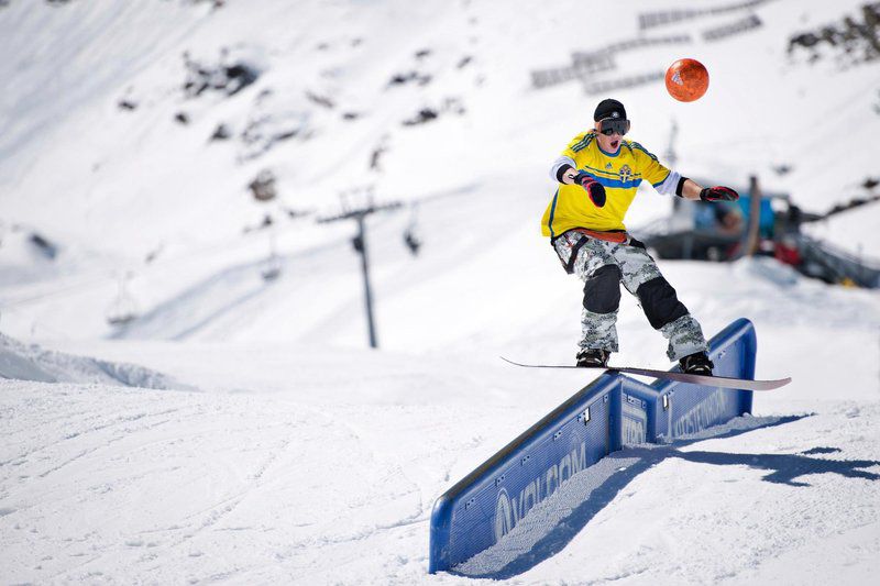 Compitieron el balón con la tabla pegada a los pies