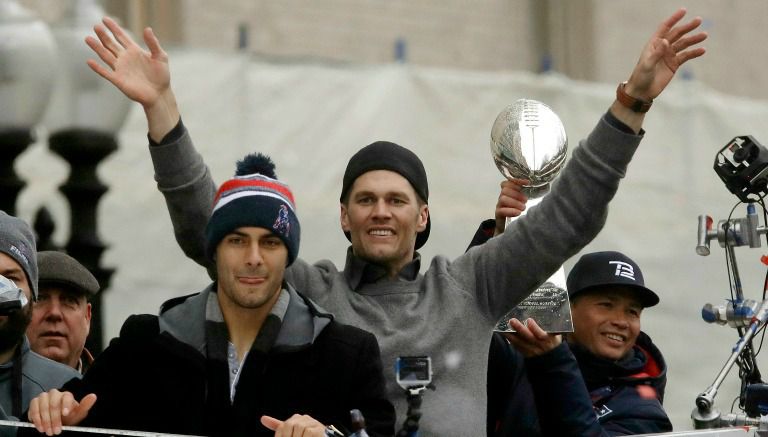 Tom Brady y Jimmy Garoppolo, durante el desfile de Patriots en Boston
