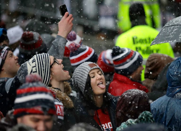 Los seguidores de los Pats salieron a festejar pese a la caída de nieve en la zona
