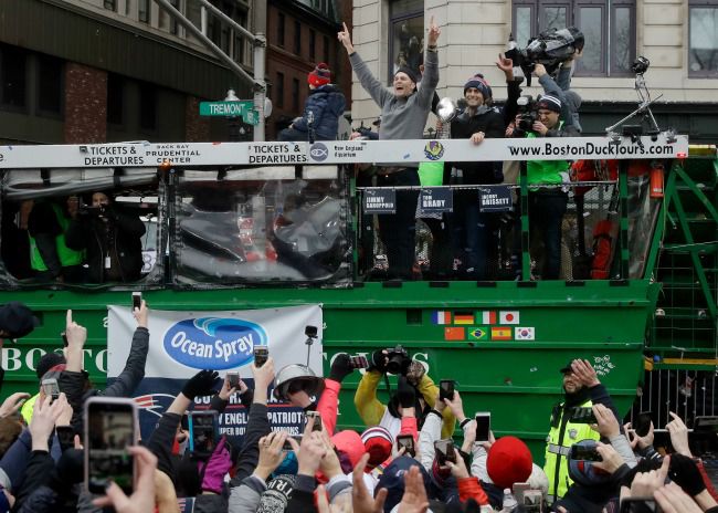 Los jugadores de New England pasearon por las calles de Boston junto con el trofeo Vince Lombardi