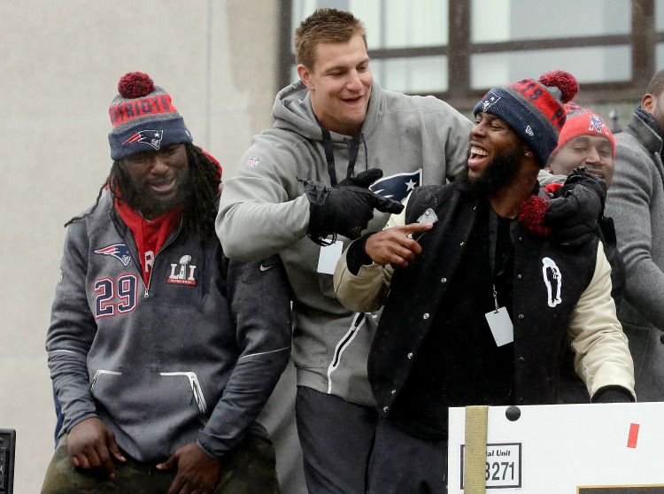 Rob Gronkowski, James White y LeGarrette Blount se divirtieron durante la celebración