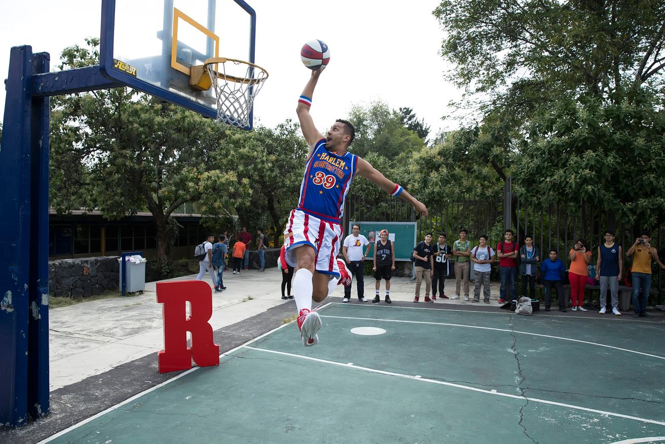 Orlando Meléndez encestando un balón en su presentación en el CCH Sur