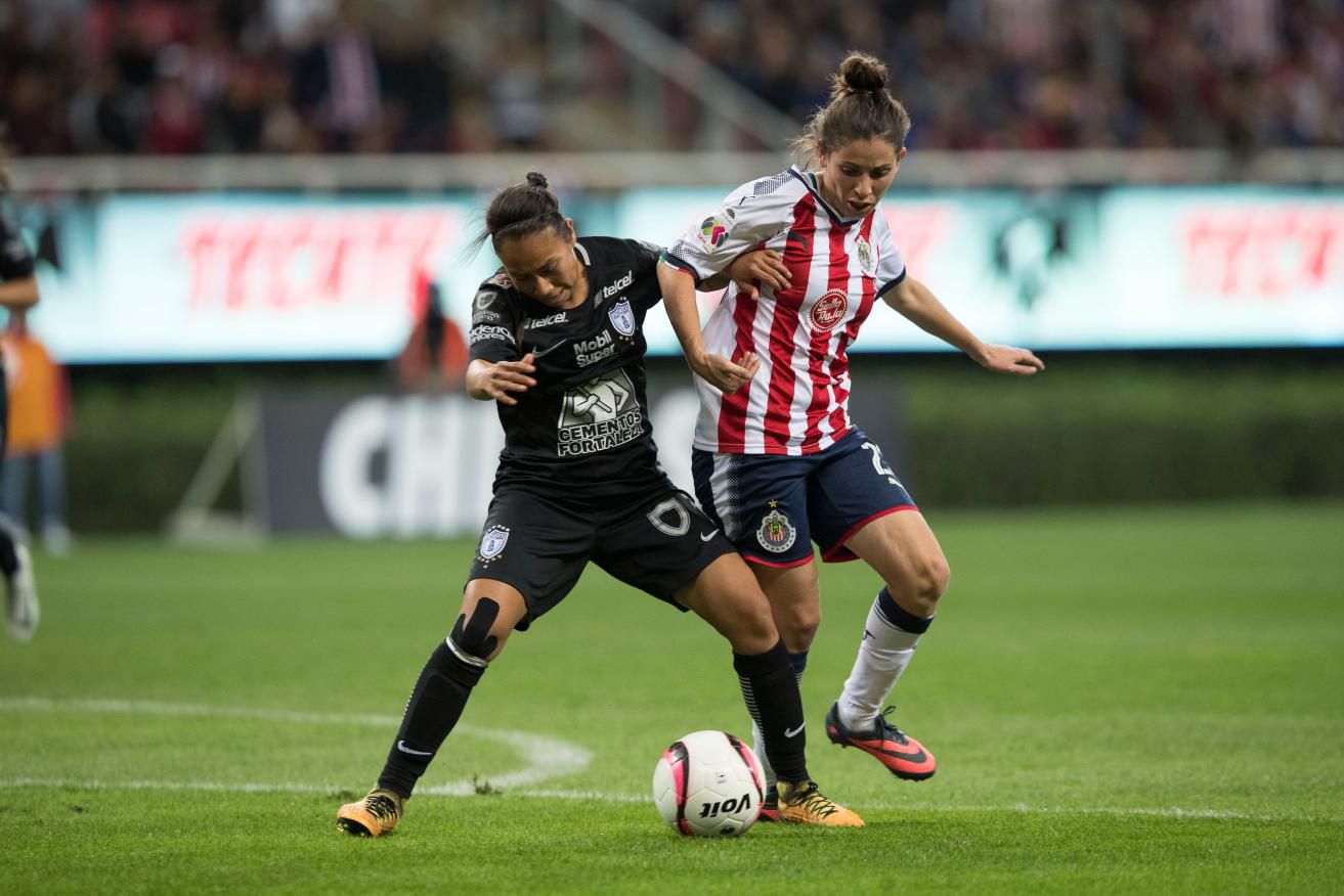 Jessica Benites dispuata el balón con Karla Nieto de Pachuca