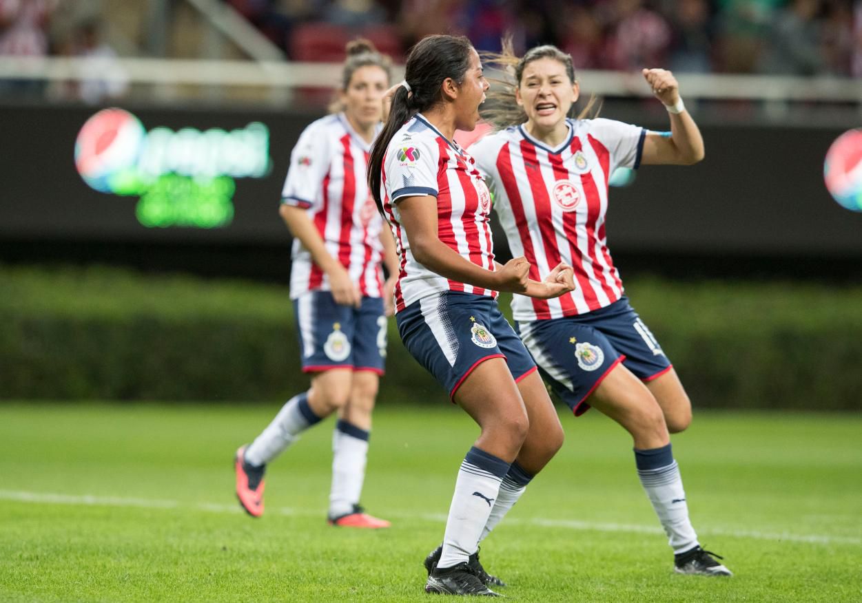 Arlett Tovar festeja doblete con Chivas femenil