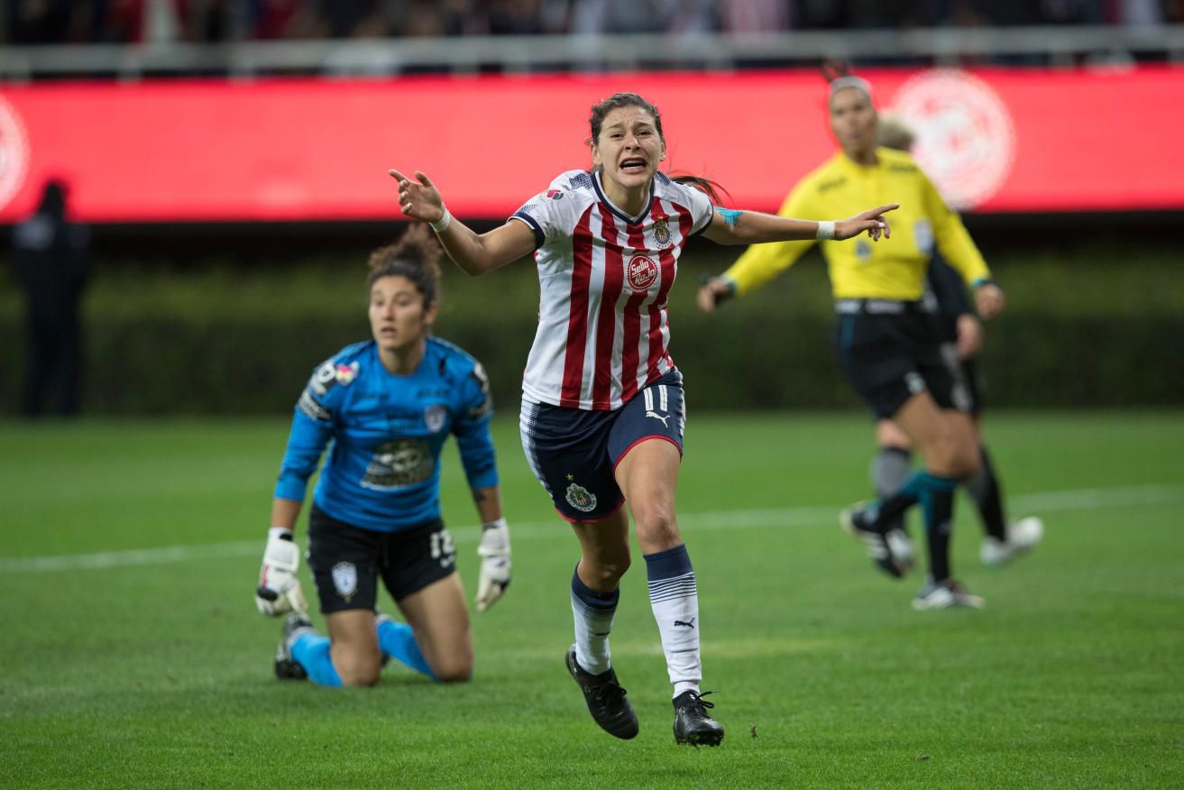 Norma Palafox feteja tercer gol de Chivas frente a Pachuca