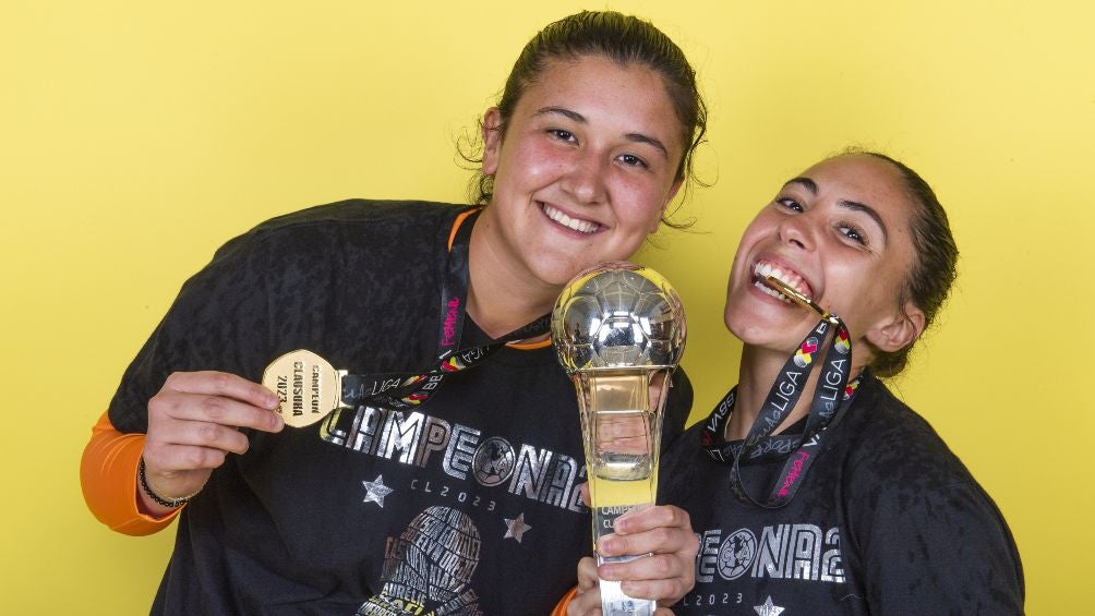 Fedra Cota y Eva González besan las medallas