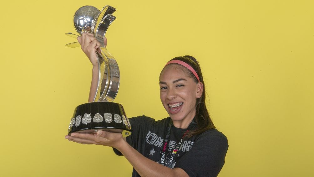 Noemi Granados alza la copa de campeón