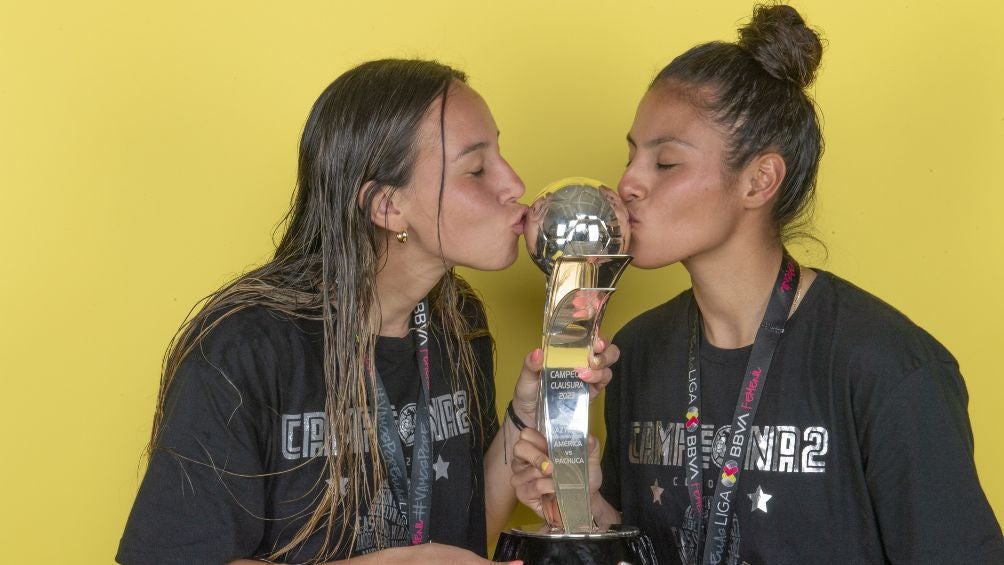 Kimberly Rodriguez y Karen Luna besan el trofeo de campeón