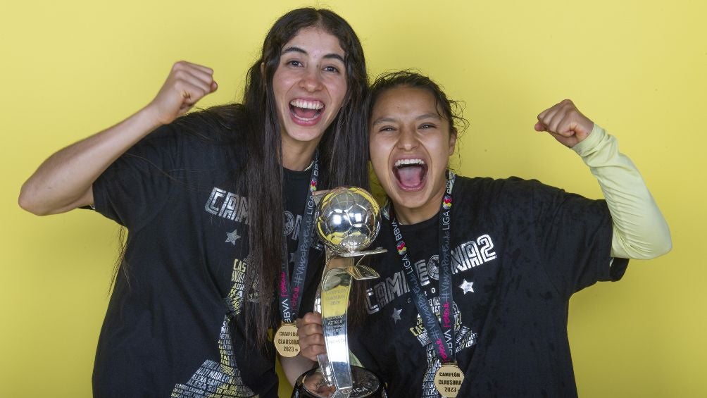 Alexandra Godínez y María Mauleón vibran con el trofeo.
