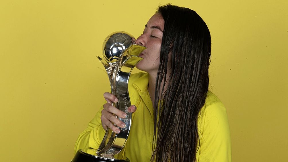 Katty 'Killer' Martínez posa con la Copa de Campeón