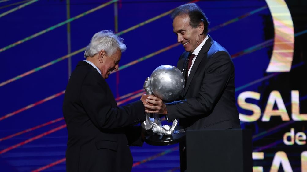 Fernando Quirarte recibe premio de manos de Compéan