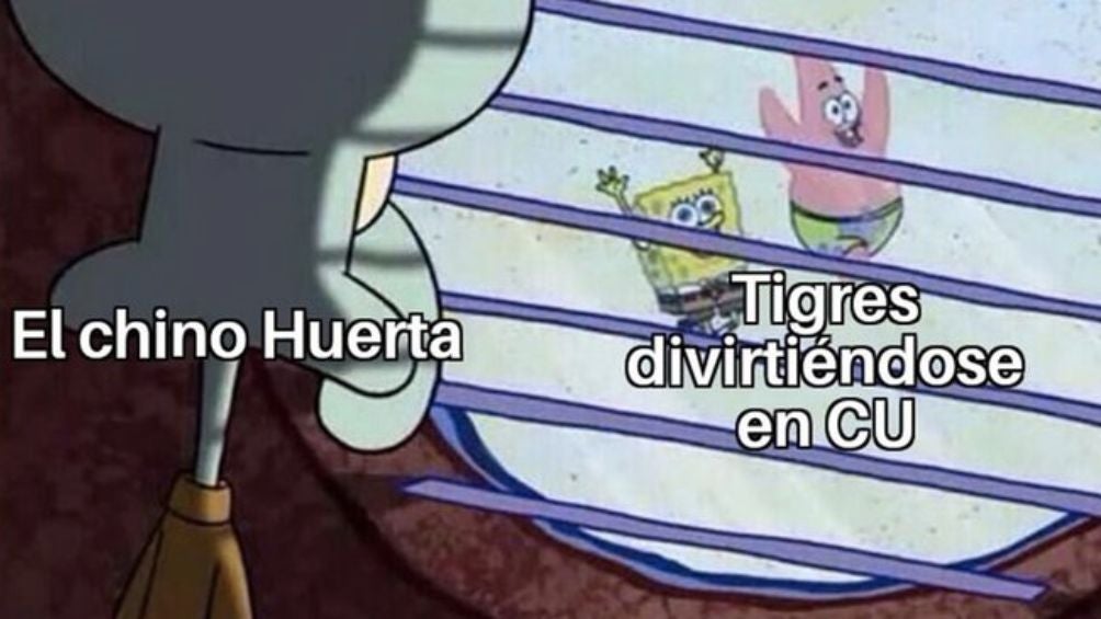 Chino Huerta viendo a los jugadores de tigres festejar
