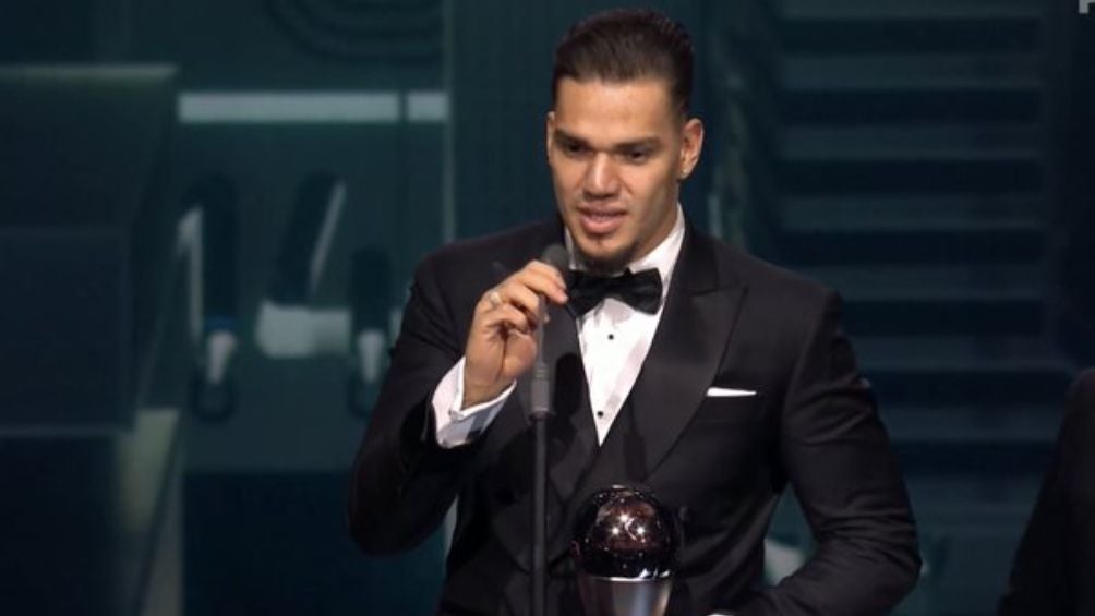 Ederson recibiendo su premio