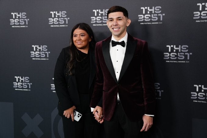 Julio Enciso llegó con su mamá a los Premios The Best