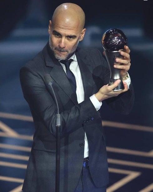 Pep Guardiola y su traje para recibir su premio