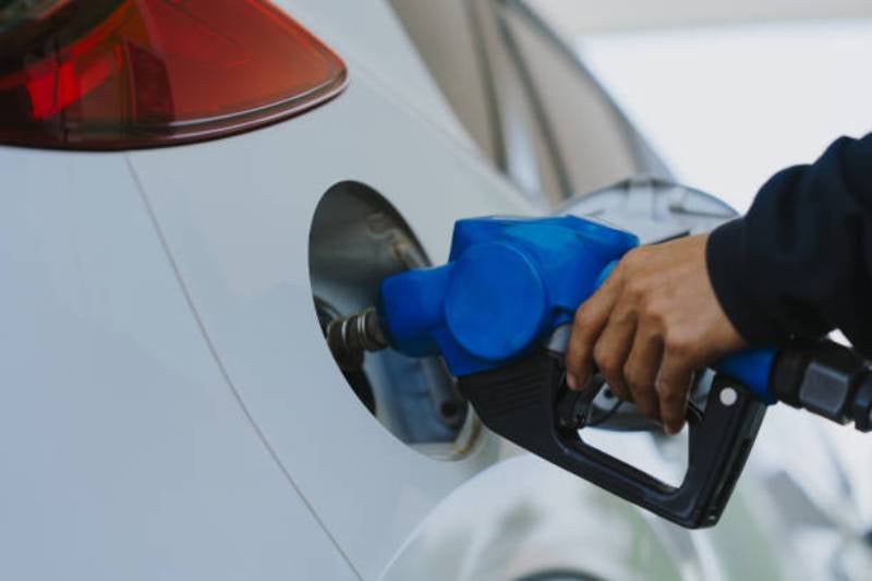 Llenar el tanque temprano en la mañana puede reducir la pérdida de gasolina por evaporación. / iStock