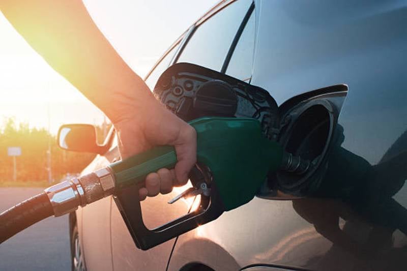 La CAMe recomienda evitar las horas de mayor temperatura para cargar gasolina. / iStock