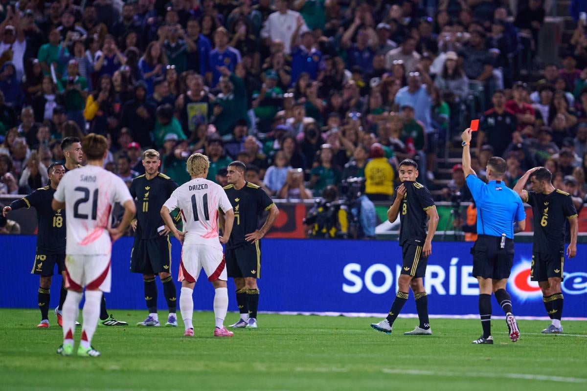 El 'Cachorro' fue expulsado tras la revisión en el VAR