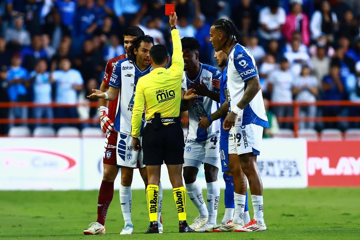 El partido de Cruz Azul vs Pachuca tuvo polémica arbitral