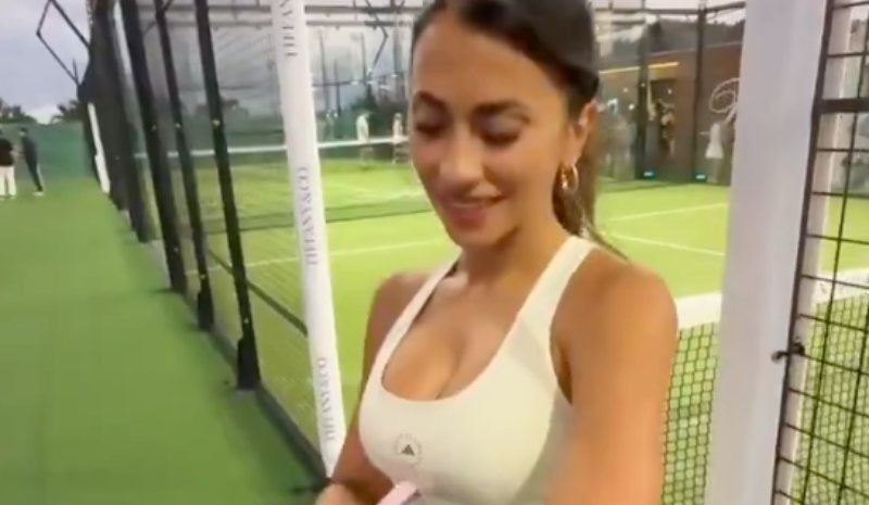 Antonela Rocuzzo durante interacción con influencer